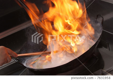 Kitchen pot swing fry pan Chinese Chinese cook cooking scenery kitchen flame Chinese food live kitchen stir-fry 7631958