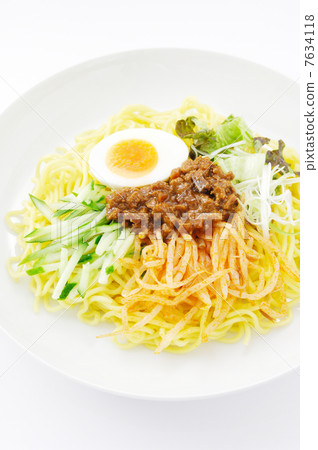 Delicious cool chow mein noodles 7634118