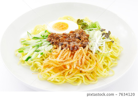 Delicious cool chow mein noodles 7634120