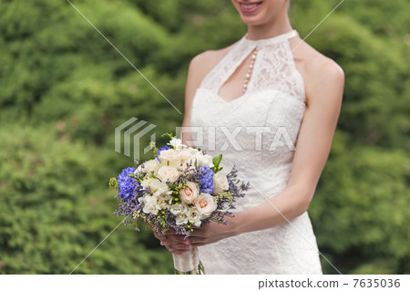 Wedding bouquet in bride's hands 7635036