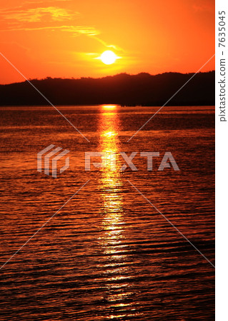 夕陽落入Pethenia湖 7635045