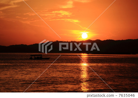 夕陽落入Pethenia湖 7635046