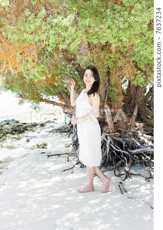 Women on the beach 7637234