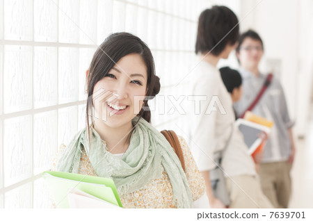 微笑在大學的走廊的大學生 7639701