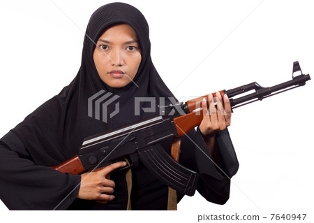 woman with a machine gun 7640947