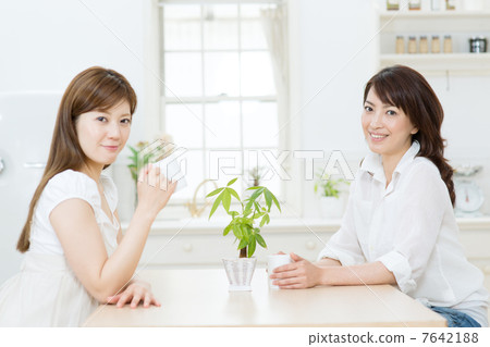 用餐的女人 用餐的女人 7642188