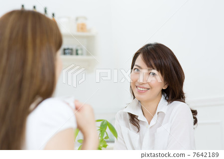 用餐的女人 7642189