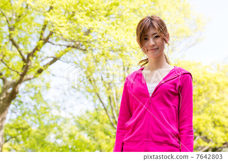 A woman who jogs in the park A woman who jogs in the park 7642803