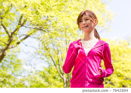 一個在公園裡慢跑的女人 一個在公園裡慢跑的女人 7642804