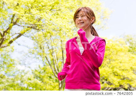 一個在公園裡慢跑的女人 一個在公園裡慢跑的女人 7642805