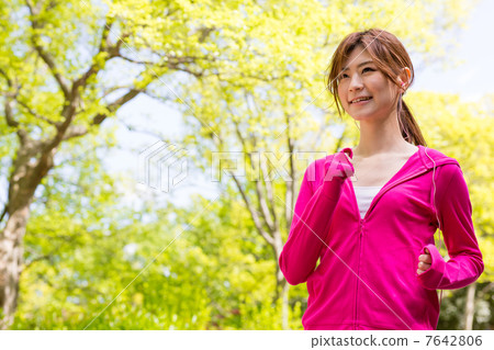 一個在公園裡慢跑的女人 一個在公園裡慢跑的女人 7642806