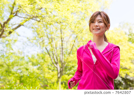 一個在公園裡慢跑的女人 一個在公園裡慢跑的女人 7642807