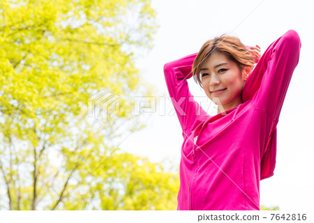 婦女在公園裡伸展 婦女在公園裡伸展 7642816