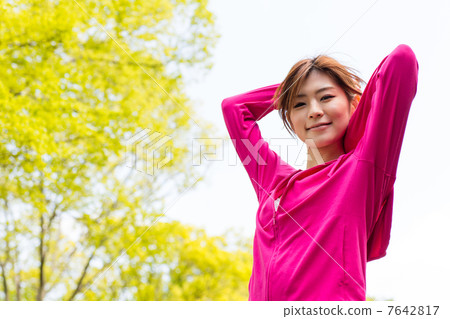 婦女在公園裡伸展 婦女在公園裡伸展 7642817