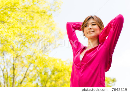 Women stretching in the park Women stretching in the park 7642819