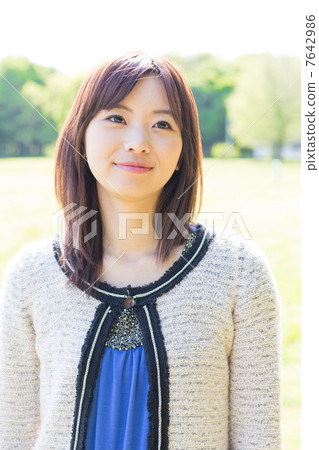 放鬆在公園的一名婦女 7642986