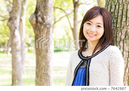 A woman relaxing in the park 7642987