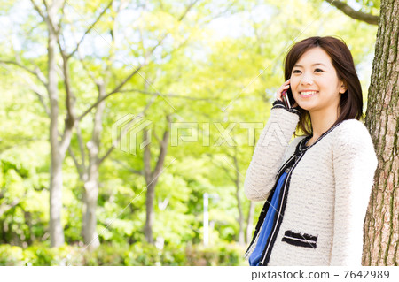 放鬆在公園的一名婦女 放鬆在公園的一名婦女 7642989