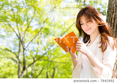 一個女人在公園裡讀書 7642992