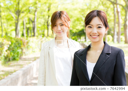 放鬆在公園的女商人 放鬆在公園的女商人 7642994