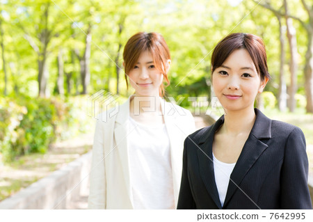 放鬆在公園的女商人 放鬆在公園的女商人 7642995