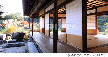 Special scenic spot "Rurin Park" Looking over the southern lake of autumn leaves from the scuffing moon of Sukkoteni 7643243