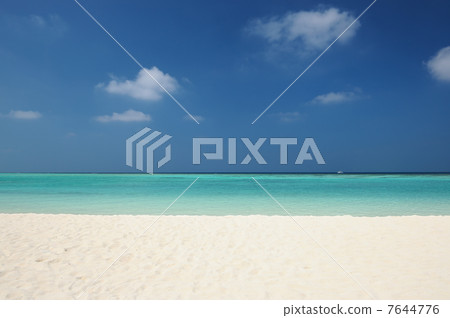 Crystal clear turquoise water at tropical beach Crystal clear turquoise water at tropical beach 7644776