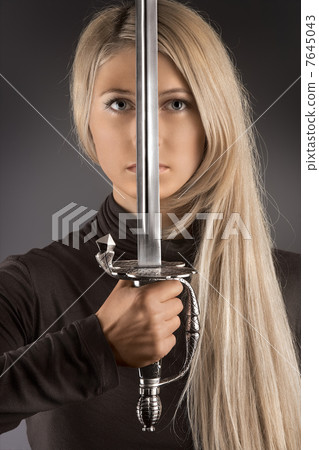 The blade of fashion. 7645043