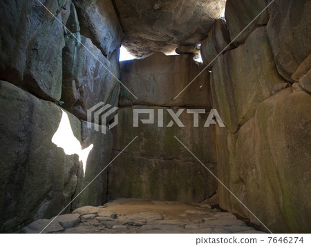 在石頭競技場內埋葬土墩 7646274