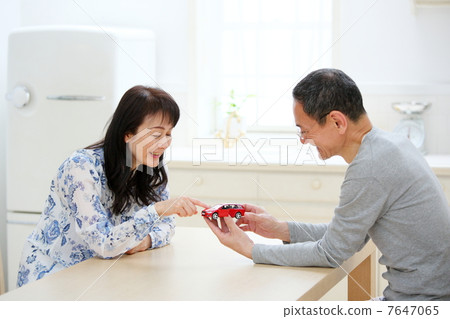 Senior couple seeing mini cars 7647065