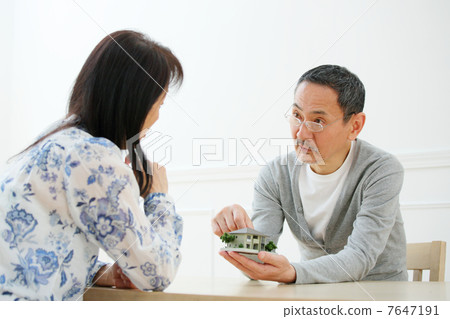 Senior couple seeing residential models 7647191