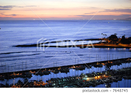 Alawai在日落時的船港 7648745