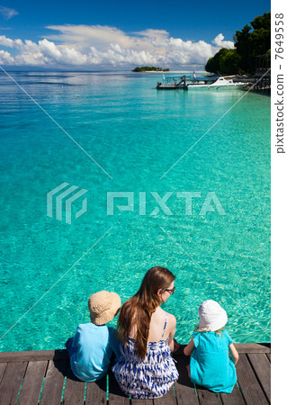 Mother and kids enjoying ocean view 7649558