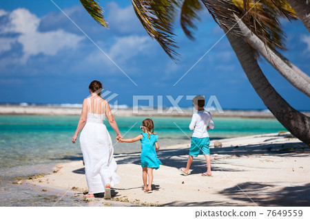 Mother and kids on a tropical island 7649559