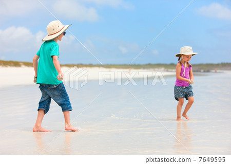 Two kids at beach 7649595