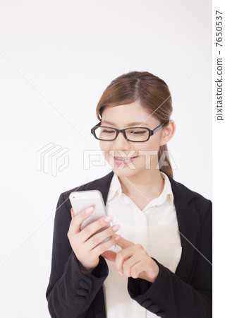 看智能手機的少婦 7650537