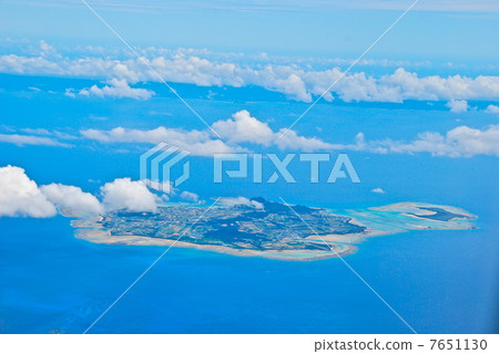 “Izenajima(左側)(左)”和“Yahaha島(Ya Hajima)(右)”(沖繩縣島尻郡的Izena村)的航拍 “Izenajima(左側)(左)”和“Yahaha島(Ya Hajima)(右)”(沖繩縣島尻郡的Izena村)的航拍 7651130