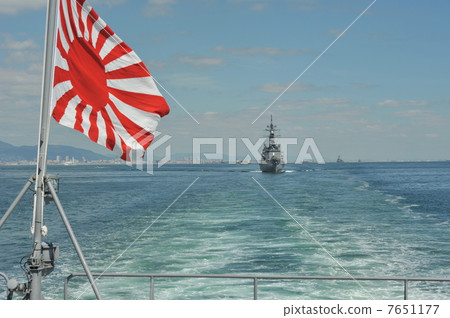 海上自衛隊自衛隊旗艦隊在船尾 7651177