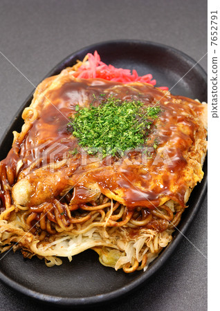 Delicious Hiroshima style okonomiyaki 7652791