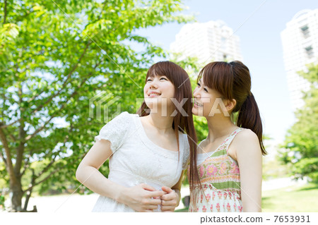 樹木和婦女 樹木和婦女 7653931