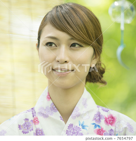 有微笑的yukata的一名婦女 有微笑的yukata的一名婦女 7654797
