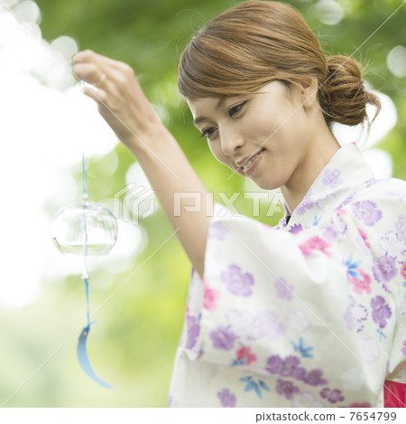 一個女人在浴衣與風鈴微笑 7654799