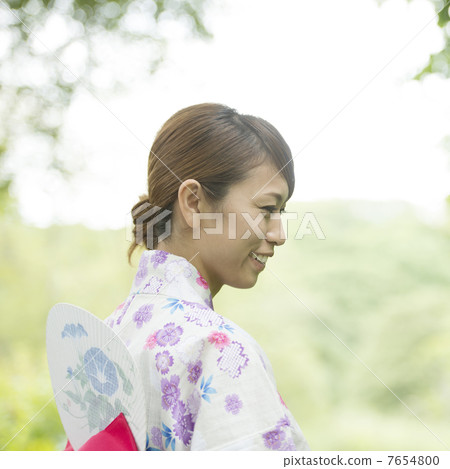 有微笑的yukata的一名婦女 有微笑的yukata的一名婦女 7654800