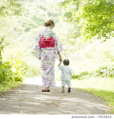 Parents' rear behind holding hands Parents' rear behind holding hands 7654818
