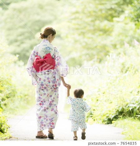 Parents' rear behind holding hands 7654835