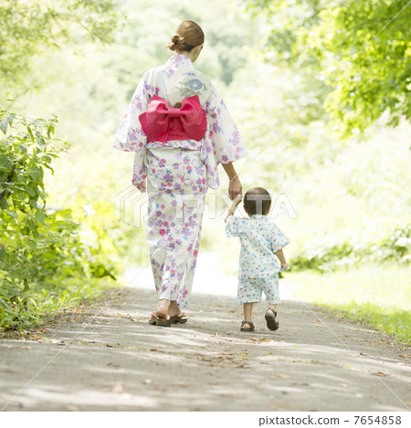 Parents' rear behind holding hands 7654858