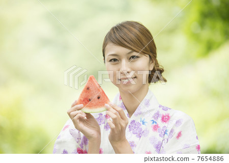 Yukata的一名婦女與西瓜微笑 Yukata的一名婦女與西瓜微笑 7654886