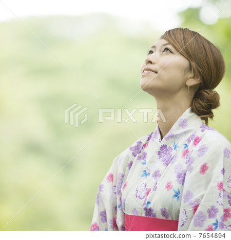 看天空的yukata的一名婦女 看天空的yukata的一名婦女 7654894