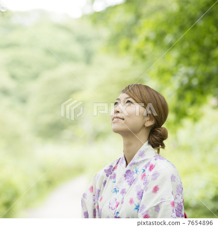 看天空的yukata的一名婦女 看天空的yukata的一名婦女 7654896