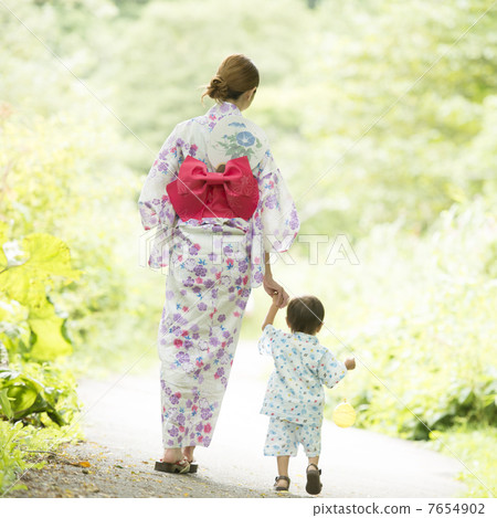 Parents' rear behind holding hands 7654902